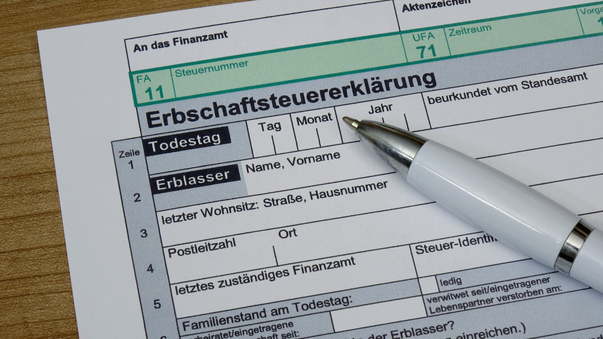 Erbschaftsteuerformular | Bild: picture alliance / ZB | Sascha Steinach Erbschaftsteuerformular