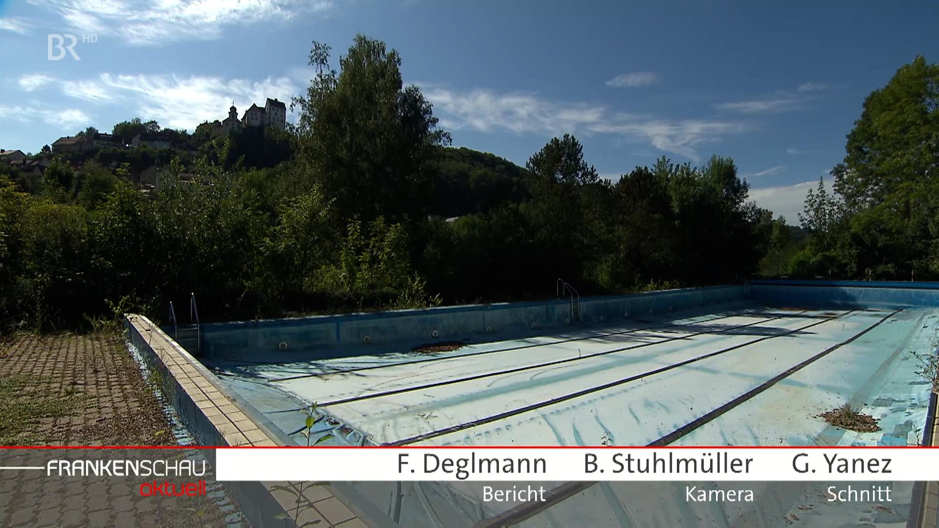 Das leere Becken vom emaligen Freibad Egloffstein.