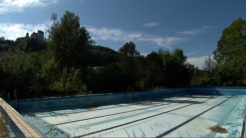 Das leere Becken vom emaligen Freibad Egloffstein. | Bild: BR Das leere Becken vom emaligen Freibad Egloffstein.