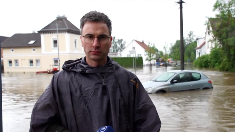 In Babenhausen im Unterallgäu sollen über 100 Haushalte evakuiert werden. BR-Reporter Andreas Herz berichtet, welche Anstrengungen dafür nötig sind.