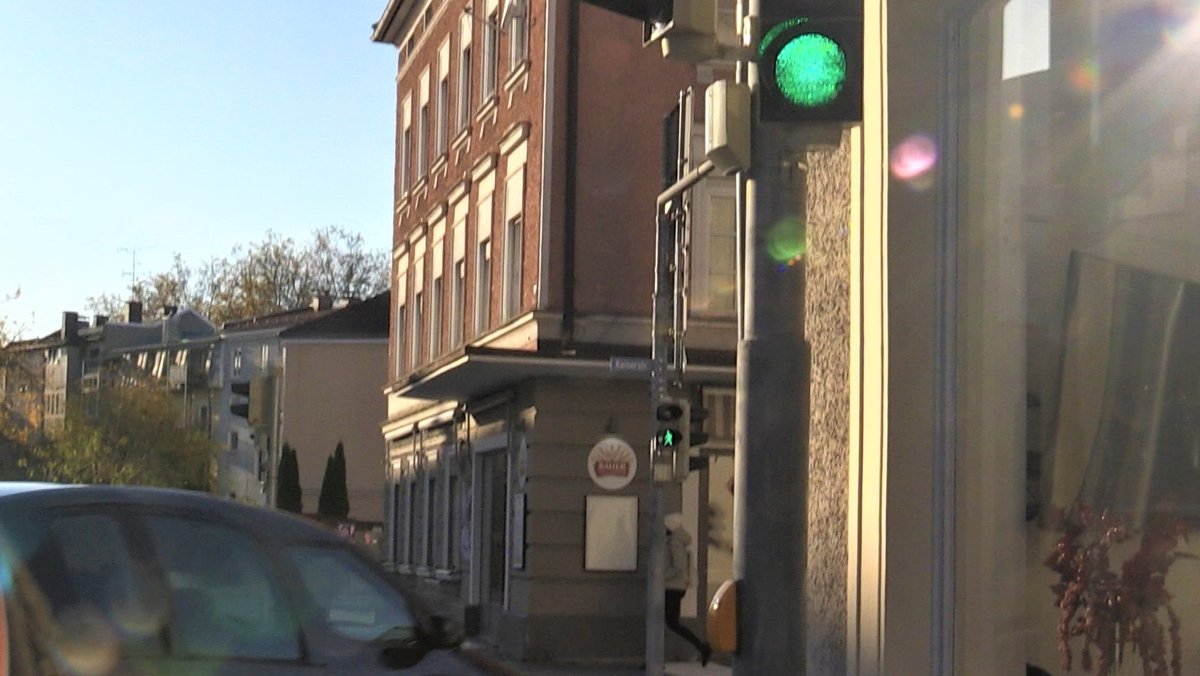Die Ampeln stehen auf grün: für Fußgänger und rechtsabbiegende Fahrzeuge gleichzeitig. Soll man das entkoppeln?