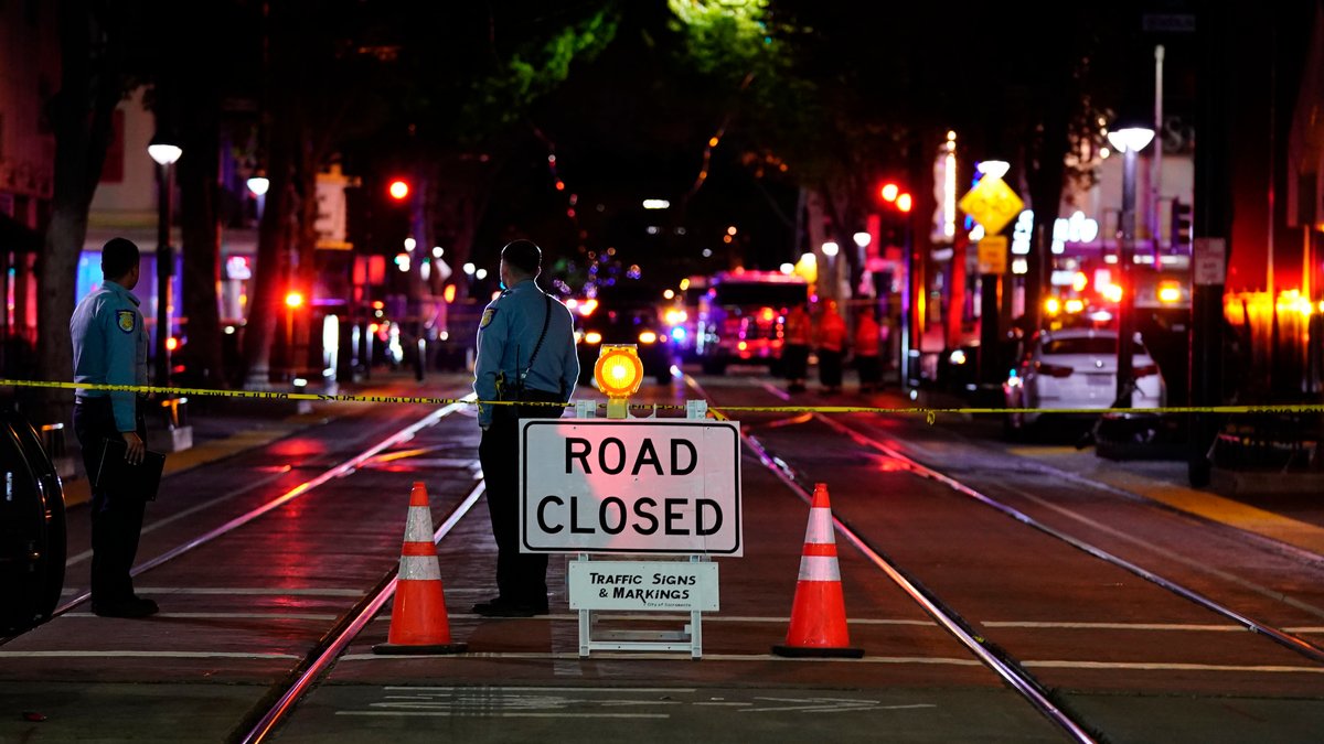  USA, Sacramento: Zwei Polizisten stehen neben einer Straßensperre