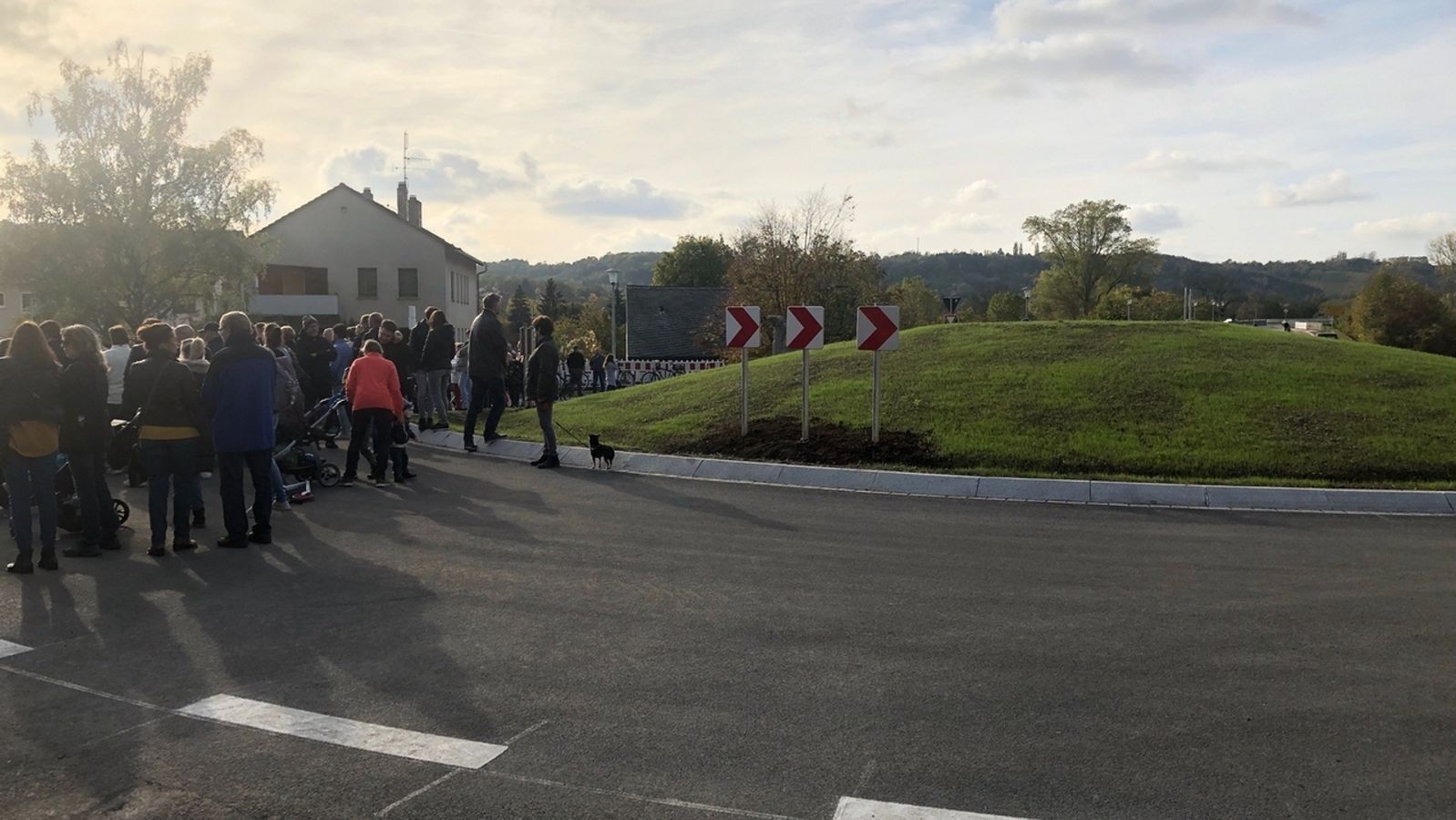 Aufatmen In Sommerhausen Neuer Kreisverkehr Eingeweiht Br24 Aufatmen In Sommerhausen Neuer Kreisverkehr Eingeweiht Br24