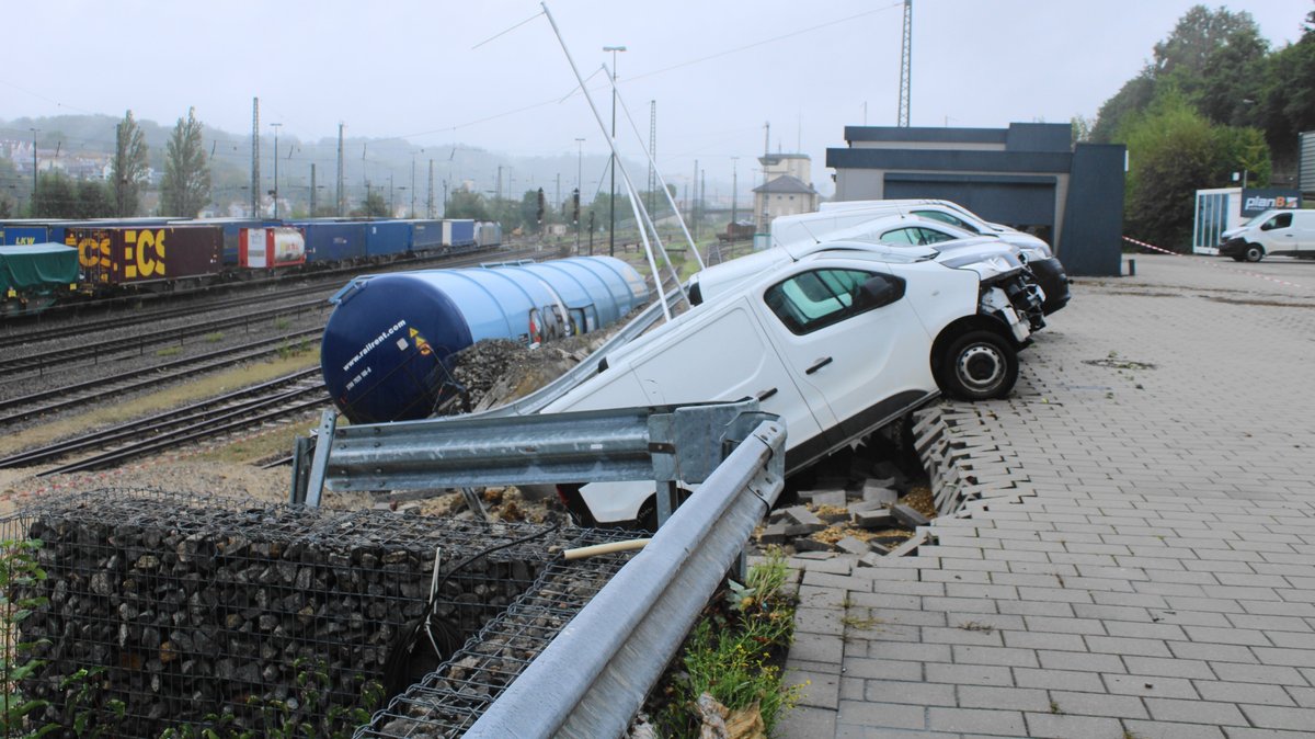 Starkregen hat in Passau einen Parkplatz unterspült. Autos stürzten den Hang hinab und brachten einen Güterwaggon zum Kippen.