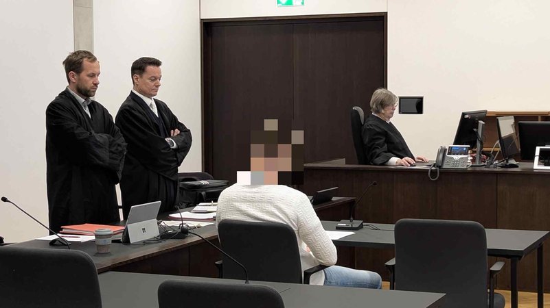 Im Prozess um einen von einer Brücke geworfenen E-Scooter hat sich der Angeklagte am Landgericht Nürnberg-Fürth zu den Vorwürfen geäußert. | Bild: BR/Andreas Schuster Im Prozess um einen von einer Brücke geworfenen E-Scooter hat sich der Angeklagte am Landgericht Nürnberg-Fürth zu den Vorwürfen geäußert.