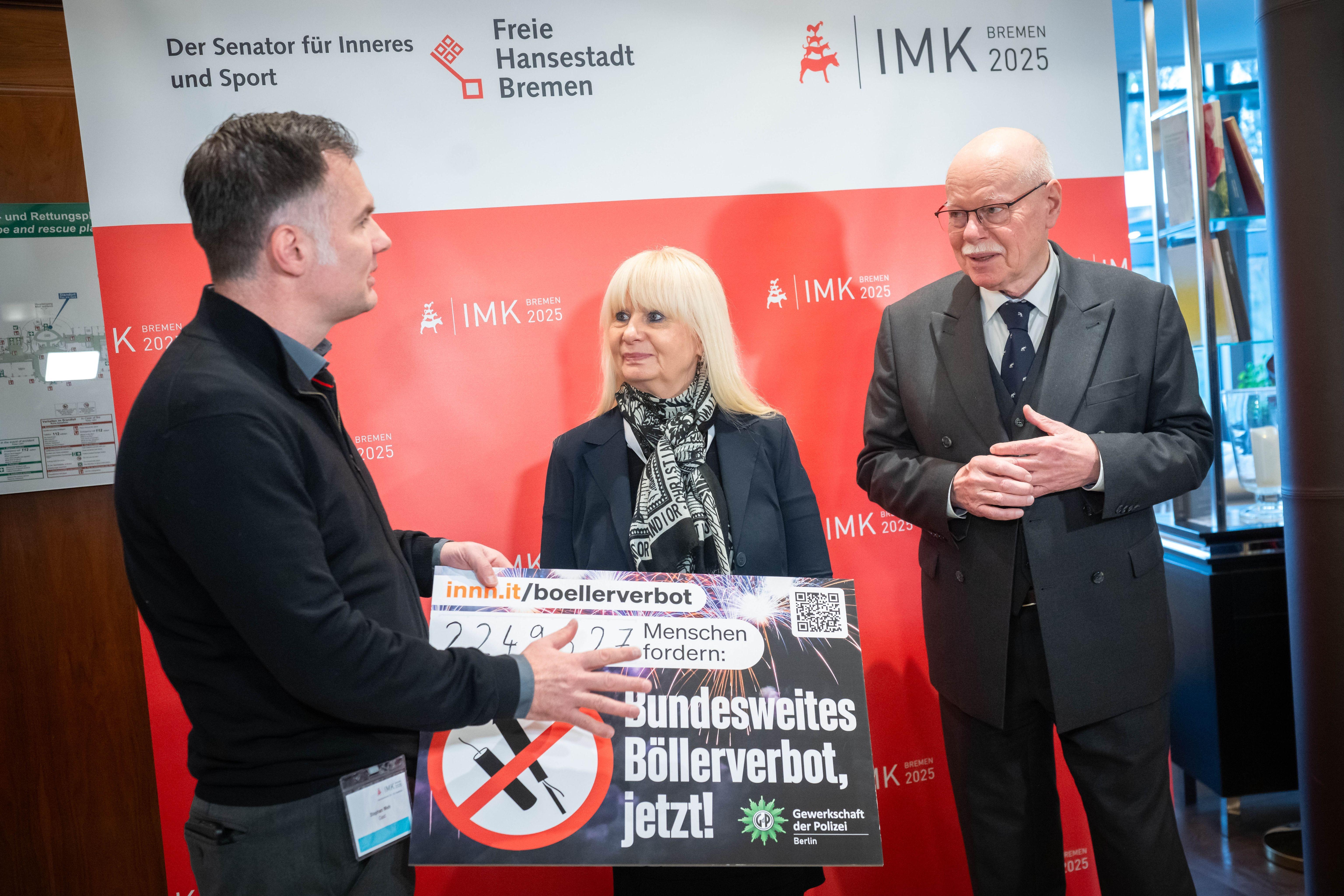 04.12.2025, Bremen: Stephan Weh (l-r), Landesbezirksvorsitzender GdP Berlin übergibt Iris Spranger (SPD), Berliner Senatorin für Inneres und Bremens Innensenator Ulrich Mäurer (SPD) eine Böllerverbot-Petition.