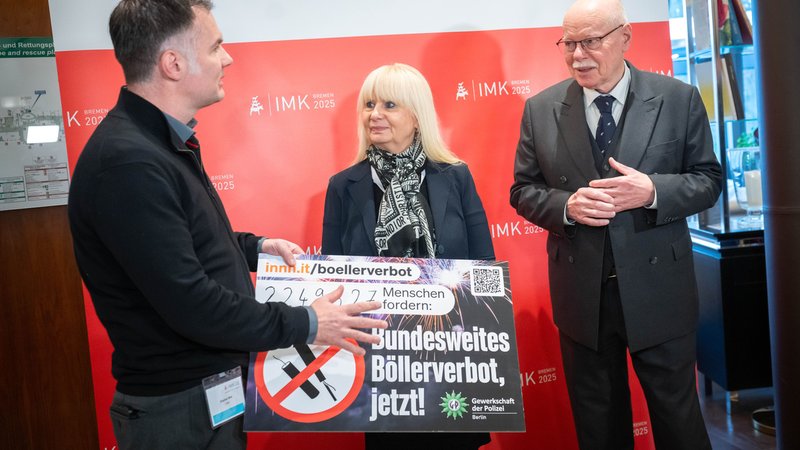 04.12.2025, Bremen: Stephan Weh (l-r), Landesbezirksvorsitzender GdP Berlin übergibt Iris Spranger (SPD), Berliner Senatorin für Inneres und Bremens Innensenator Ulrich Mäurer (SPD) eine Böllerverbot-Petition. | Bild: dpa-Bildfunk/Sina Schuldt 04.12.2025, Bremen: Stephan Weh (l-r), Landesbezirksvorsitzender GdP Berlin übergibt Iris Spranger (SPD), Berliner Senatorin für Inneres und Bremens Innensenator Ulrich Mäurer (SPD) eine Böllerverbot-Petition.