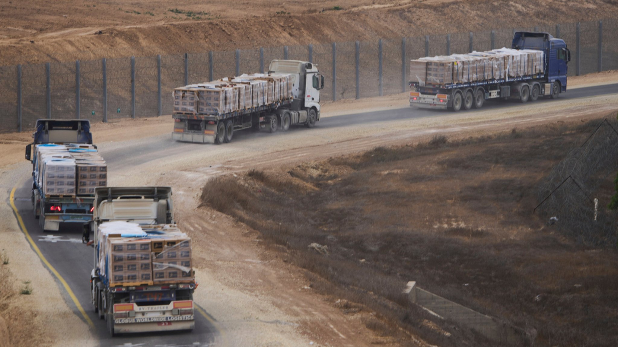 Archivbild vom 13.08.2025: Lastwagen mit humanitärer Hilfe für Palästinenser im Gazastreifen fahren der Grenze zum Gazastreifen im Süden Israels.
