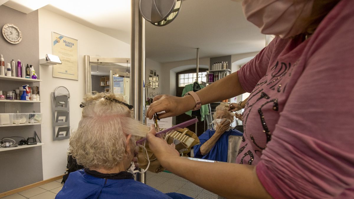 Endlich Haare Schneiden Grosser Andrang Bei Friseuren Br24