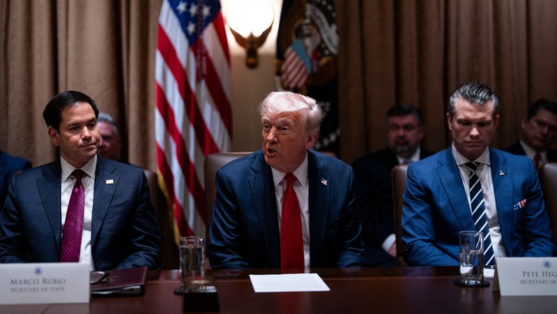 Marco Rubio (US-Außenminister), Donald Trump (US-Präsident) und Pete Hegseth (US-Verteidigungsminister) | Bild: picture alliance / abaca | Pool/ABACA Marco Rubio (US-Außenminister), Donald Trump (US-Präsident) und Pete Hegseth (US-Verteidigungsminister)