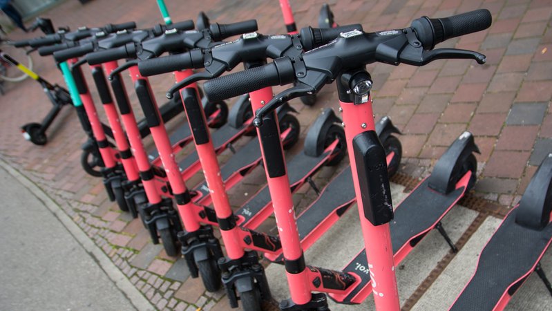 Mehr Unfälle, mehr Ärger – aber auch mehr Flexibilität: E-Scooter polarisieren | Bild: BR/Johannes Hofelich Mehr Unfälle, mehr Ärger – aber auch mehr Flexibilität: E-Scooter polarisieren
