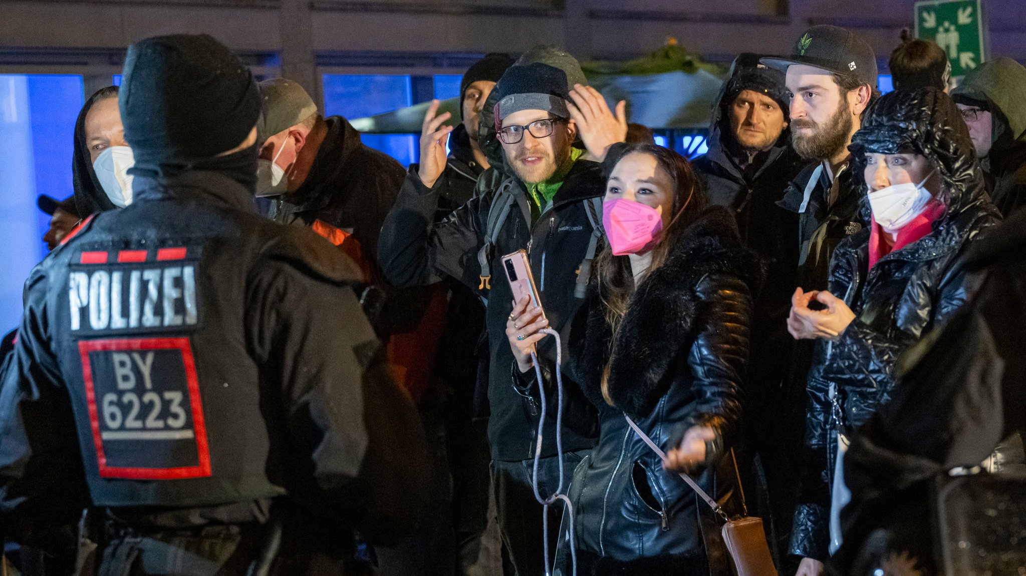 München: Impfgegner und Polizei stehen sich bei einer verbotenen Demonstration gegenüber