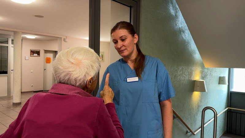 Eine Lehrerin aus der Ukraine hat im Weißenburger Altenheim St. Andreas einen neuen Beruf gefunden, der ihr sehr gut gefällt: in der Pflege. | Bild: BR / Ulrike Lefherz Eine Lehrerin aus der Ukraine hat im Weißenburger Altenheim St. Andreas einen neuen Beruf gefunden, der ihr sehr gut gefällt: in der Pflege.