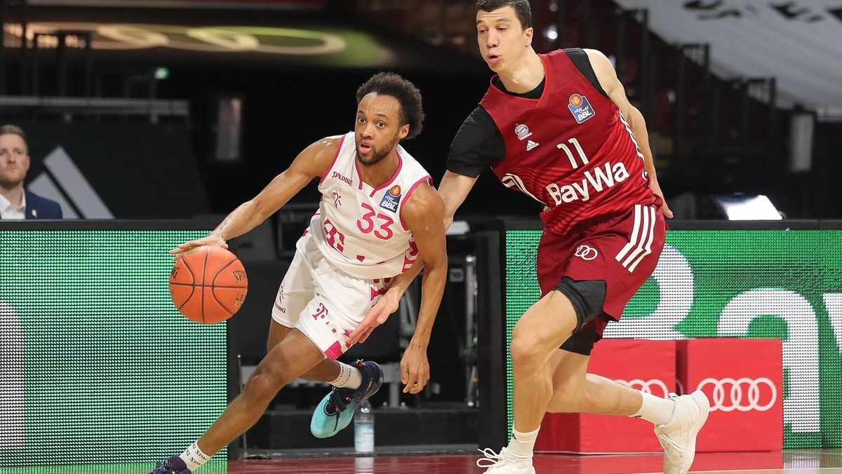 Parker Jackson-Cartwright (Telekom Baskets Bonn, #33) und Vladimir Lucic (Bayern Basketball, #11) 