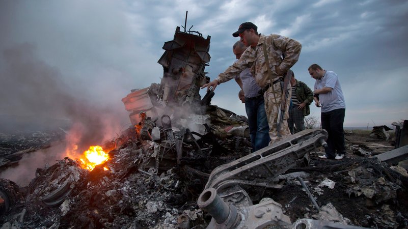 Die Absturzstelle von Flug MH17 im Juli 2014 | Bild: pa/dpa/Dmitry Lovetsky Die Absturzstelle von Flug MH17 im Juli 2014