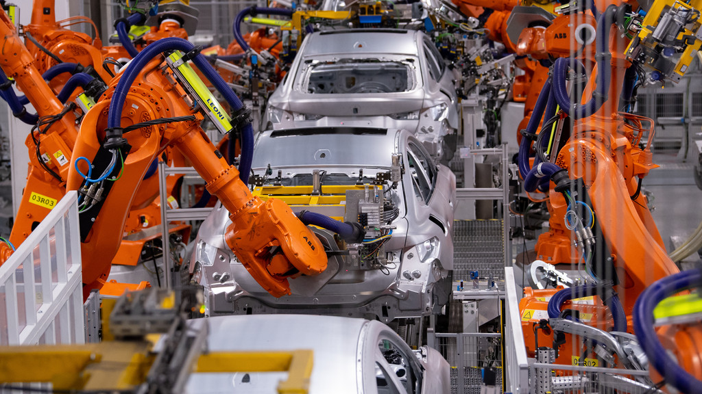 Roboter von ABB arbeiten an der Karosserie von verschiedenen BMW-Modellen (Symbolbild).