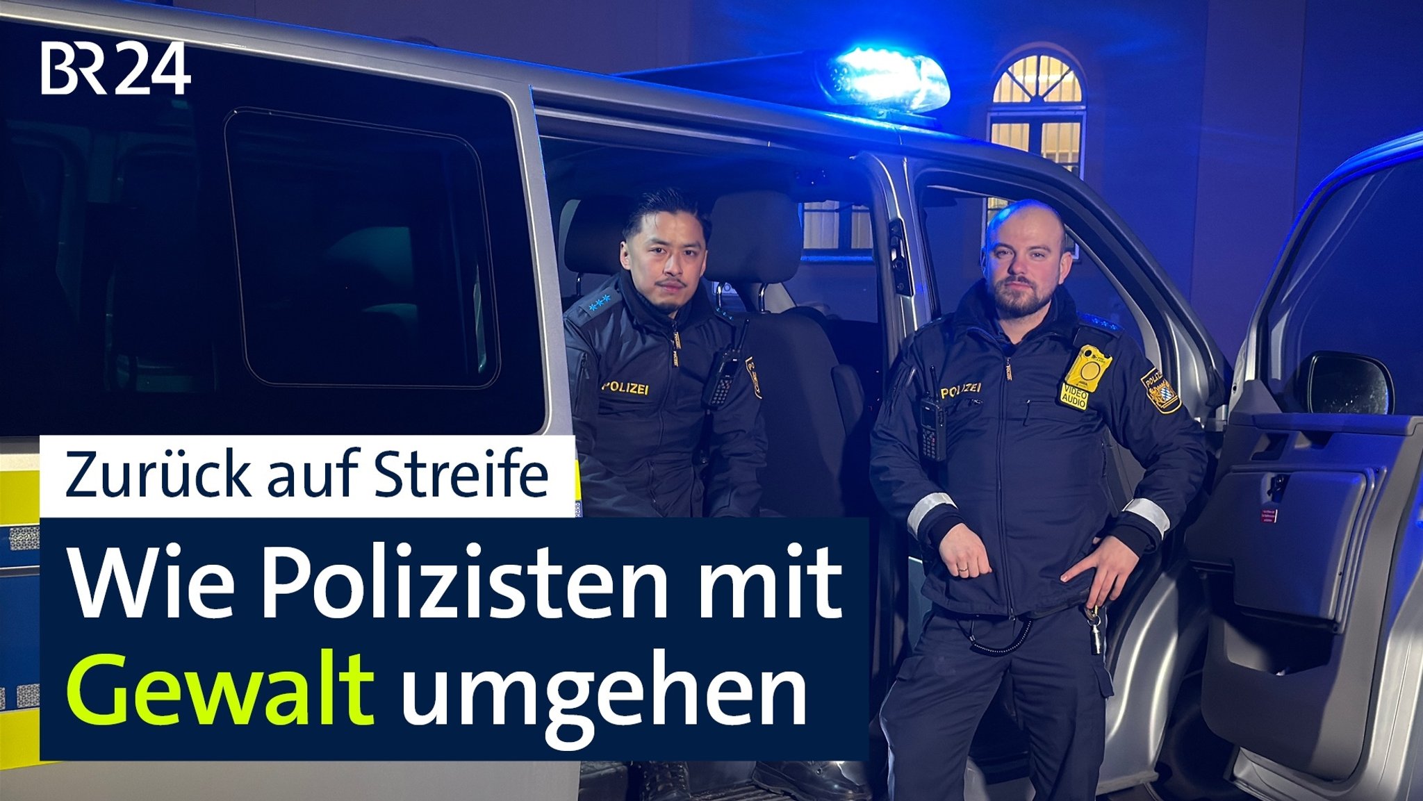 Zwei Männer in dunkelblauer Uniform, einer sitzend in einem Kleintransporter mit Blaulicht, einer stehend davor.