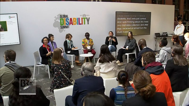 Diskussionsteilnehmer auf dem Weltgipfel für Menschen mit Behinderung in Berlin. | Bild: BR Diskussionsteilnehmer auf dem Weltgipfel für Menschen mit Behinderung in Berlin.