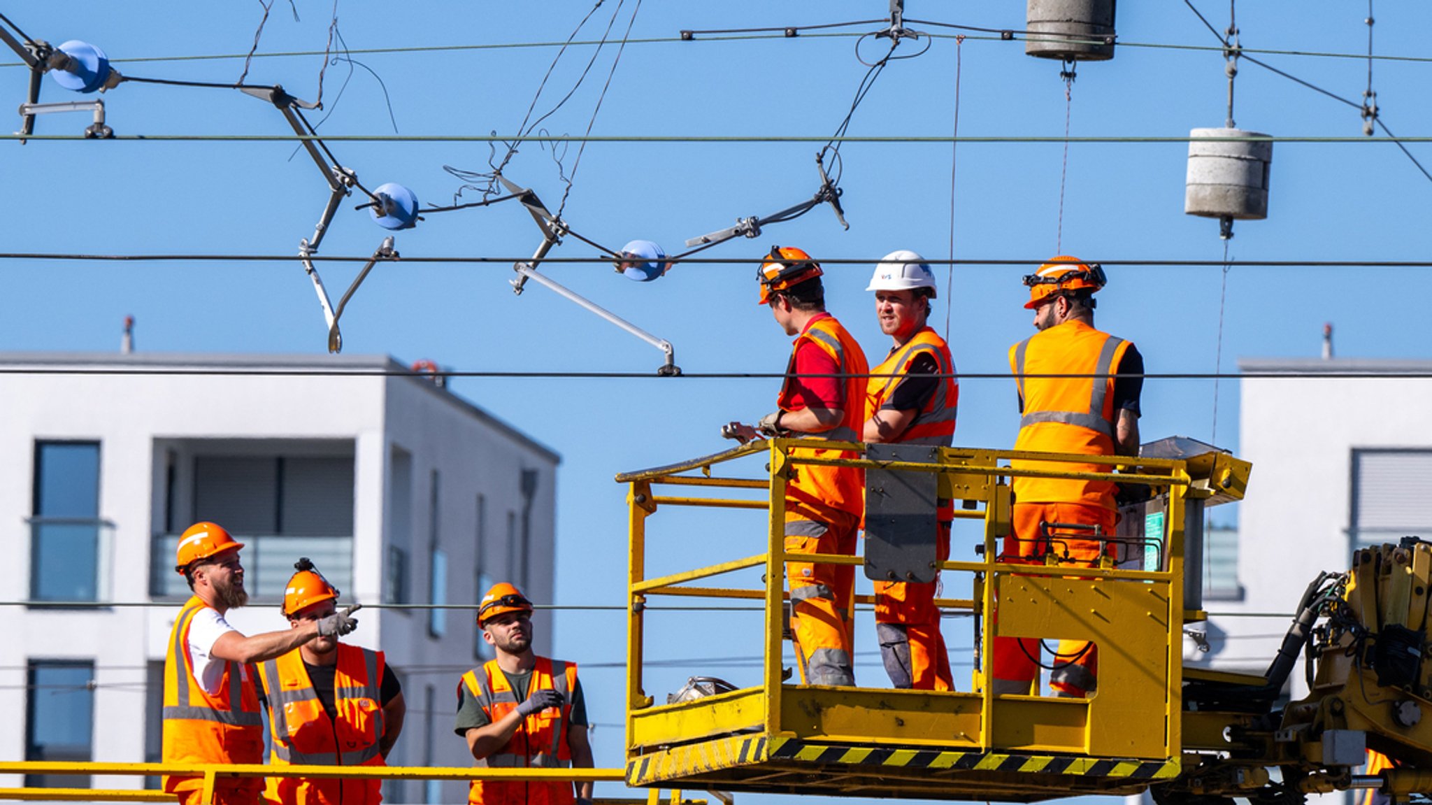 Arbeiter reparieren am Bahnhof Laim eine abgerissene Oberleitung. Deshalb war der Münchner Hauptbahnhof stundenlang nicht erreichbar