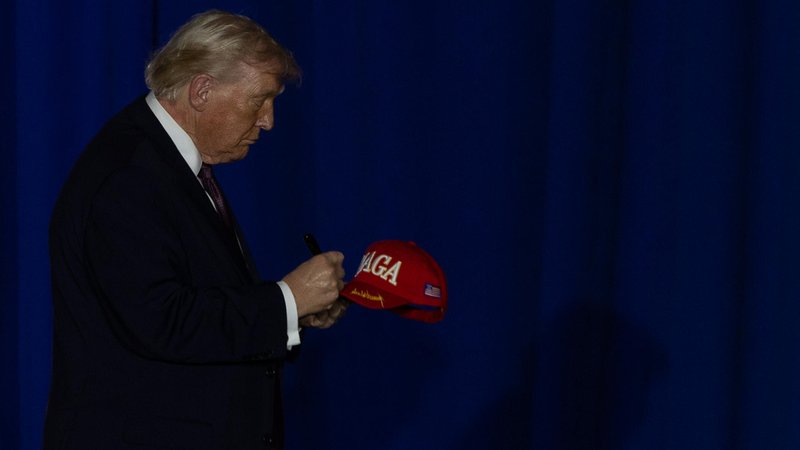 (Archivbild) Donald Trump signiert eine rote "MAGA"-Kappe | Bild: picture alliance / Sipa USA | Sipa USA (Archivbild) Donald Trump signiert eine rote "MAGA"-Kappe