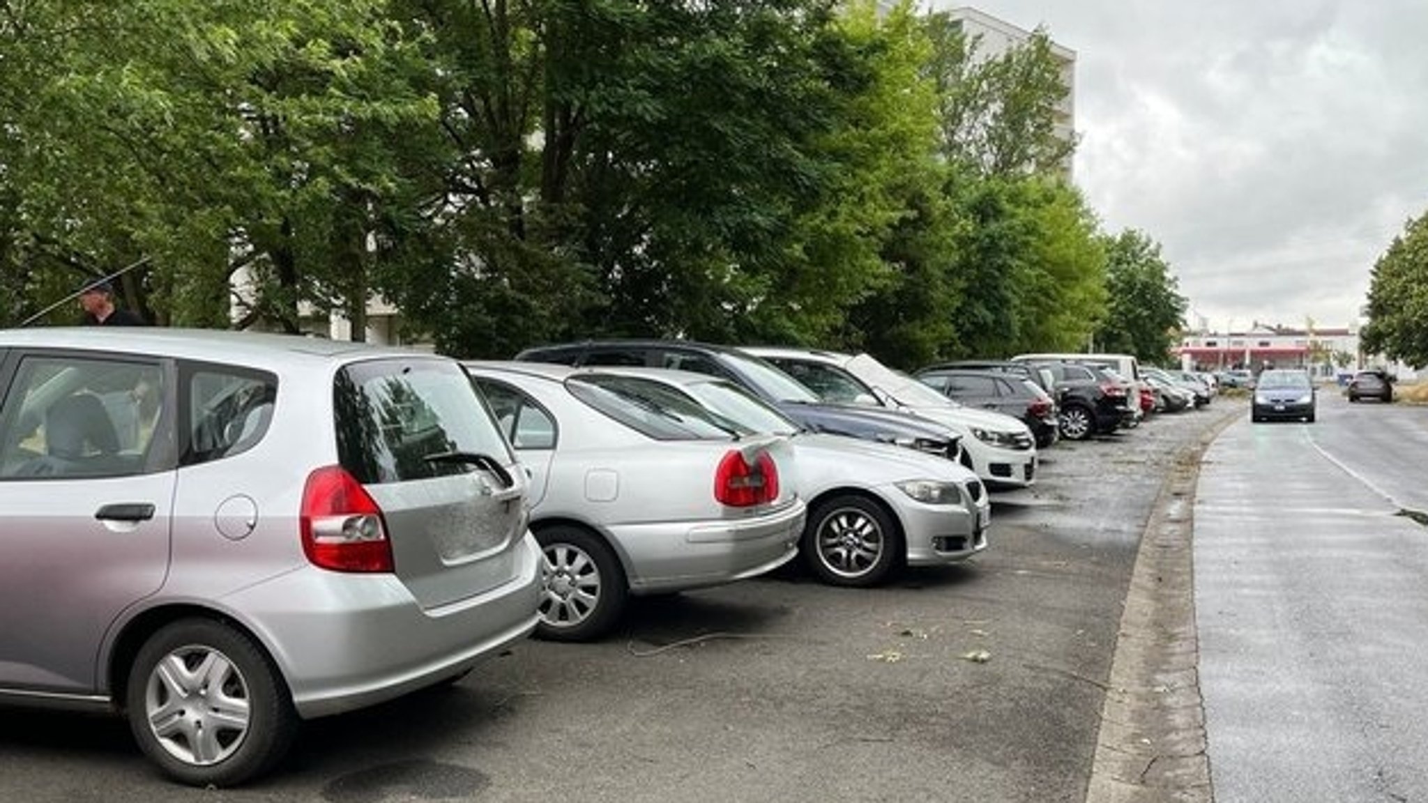 Autos auf einem Parkplatz. 