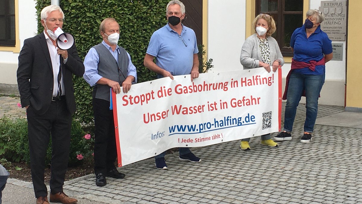 Gemeinderat Peter Aicher (Halfinger Wählervereinigung), ganz links im Bild, stellt sich an die Seite der Bürgerinitiative "pro-halfing"