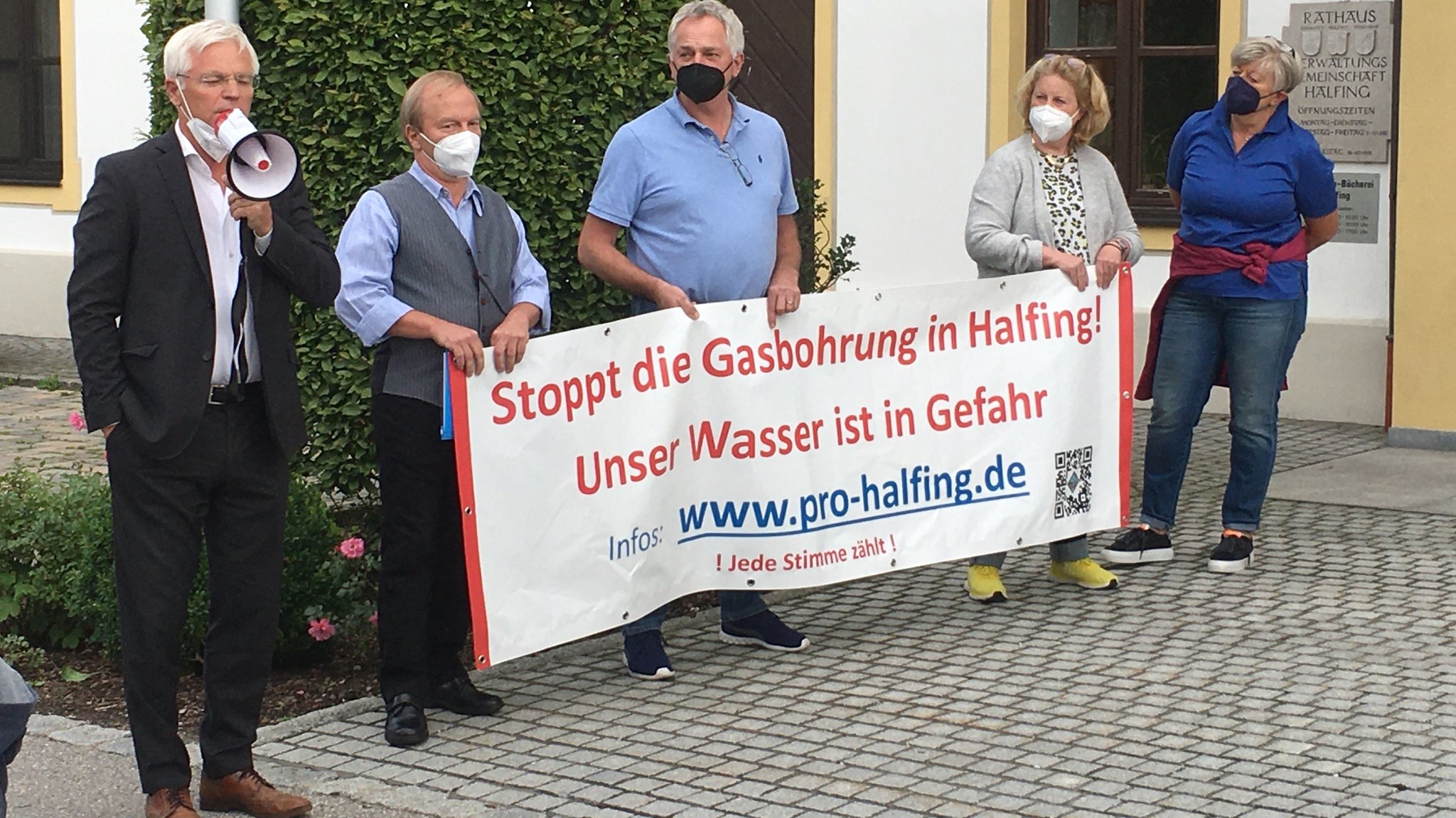 Gemeinderat Peter Aicher (Halfinger Wählervereinigung), ganz links im Bild, stellt sich an die Seite der Bürgerinitiative "pro-halfing"