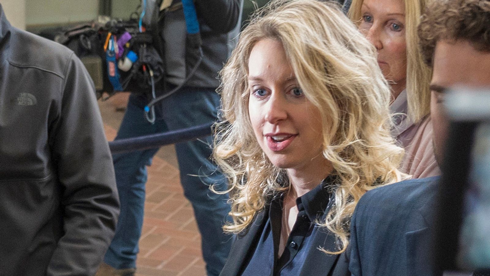 Bluttest-Unternehmerin Holmes legt Berufung gegen Haftstrafe ein | BR24