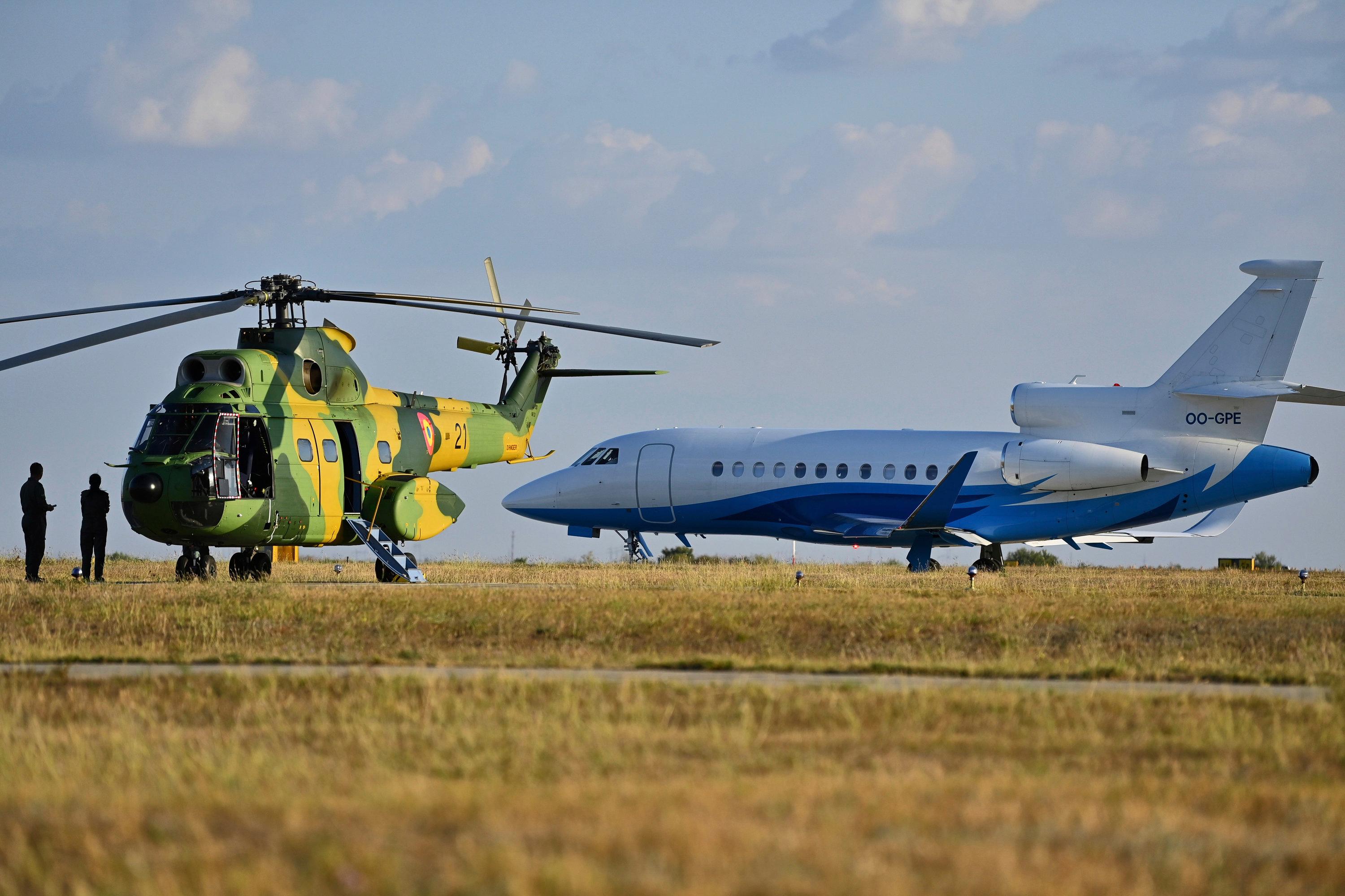 dpatopbilder - 01.09.2025, Rumänien, Luftwaffenstützpunkt Mihail Kogalniceanu: Ein rumänischer Militärhubschrauber parkt neben dem Flugzeug, mit dem EU-Kommissionspräsidentin von der Leyen zu ihrem Besuch auf dem Luftwaffenstützpunkt in der Nähe des Schwarzmeerhafens von Constanta gekommen ist.