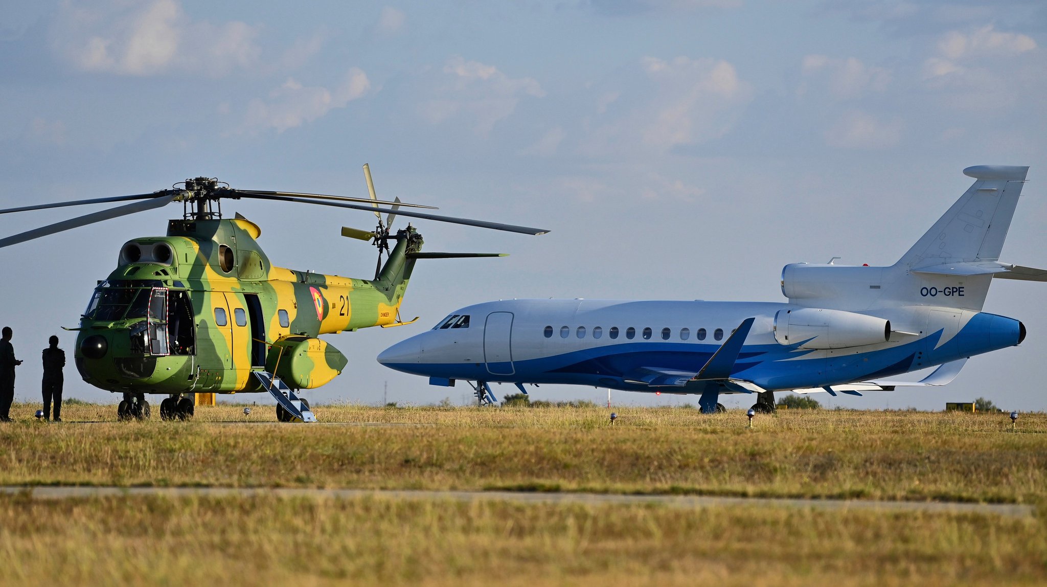 dpatopbilder - 01.09.2025, Rumänien, Luftwaffenstützpunkt Mihail Kogalniceanu: Ein rumänischer Militärhubschrauber parkt neben dem Flugzeug, mit dem EU-Kommissionspräsidentin von der Leyen zu ihrem Besuch auf dem Luftwaffenstützpunkt in der Nähe des Schwarzmeerhafens von Constanta gekommen ist. | Bild: dpa-Bildfunk/Eduard Vinatoru dpatopbilder - 01.09.2025, Rumänien, Luftwaffenstützpunkt Mihail Kogalniceanu: Ein rumänischer Militärhubschrauber parkt neben dem Flugzeug, mit dem EU-Kommissionspräsidentin von der Leyen zu ihrem Besuch auf dem Luftwaffenstützpunkt in der Nähe des Schwarzmeerhafens von Constanta gekommen ist.