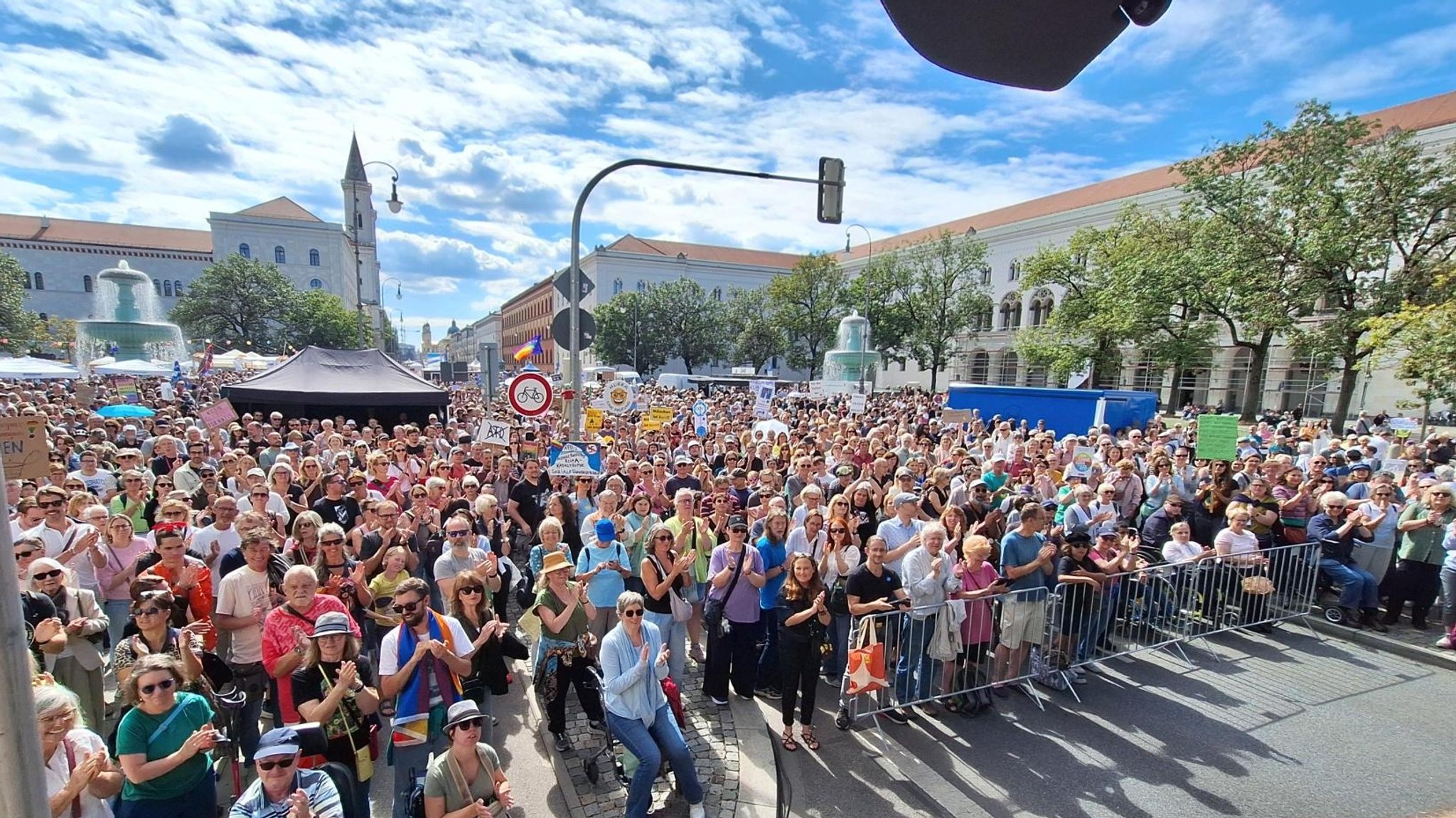 Tausende bei Demos in Bayern gegen Rechts – und gegen Merz