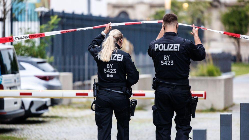 Zwei Polizisten patrouillieren am Morgen um das Israelische Generalkonsulat.  | Bild:picture alliance/dpa | Matthias Balk