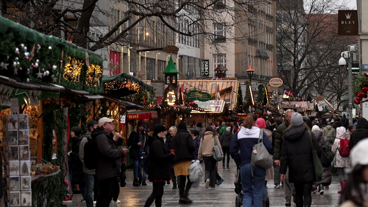 Voll ist der Münchner Marienplatz - aber kaufen die Menschen auch ein?
