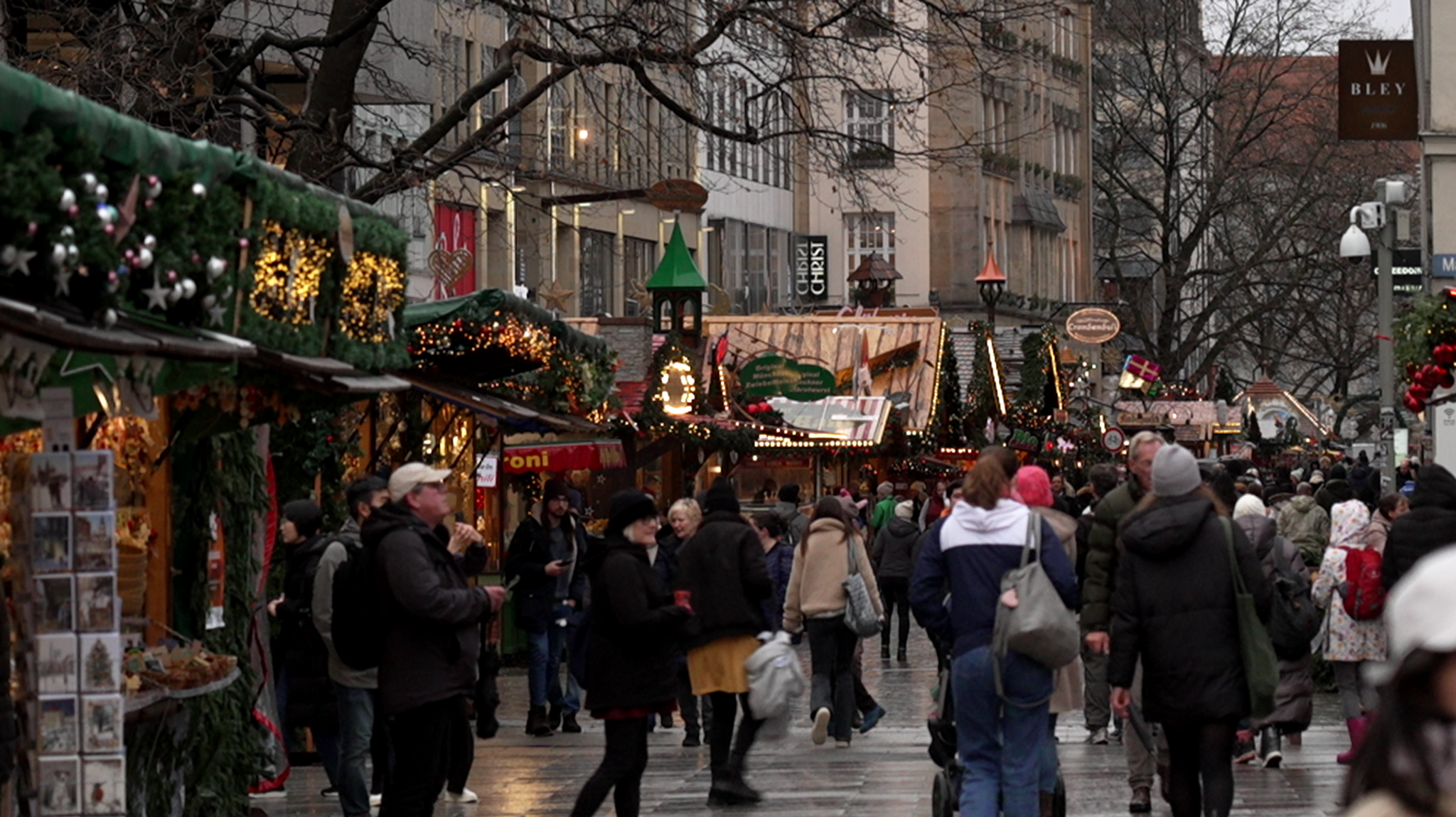 Voll ist der Münchner Marienplatz - aber kaufen die Menschen auch ein?