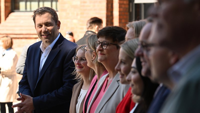 Parteichef Lars Klingbeil mit Co-Parteichefin Sasika Esken und den SPD-Ministern und -Staatssekretären. | Bild: dpa-Bildfunk/Bernd von Jutrczenka Parteichef Lars Klingbeil mit Co-Parteichefin Sasika Esken und den SPD-Ministern und -Staatssekretären.