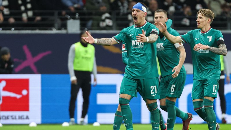 Augsburger Jubel in Frankfurt | Bild: picture alliance / osnapix | Marcus Hirnschal Augsburger Jubel in Frankfurt