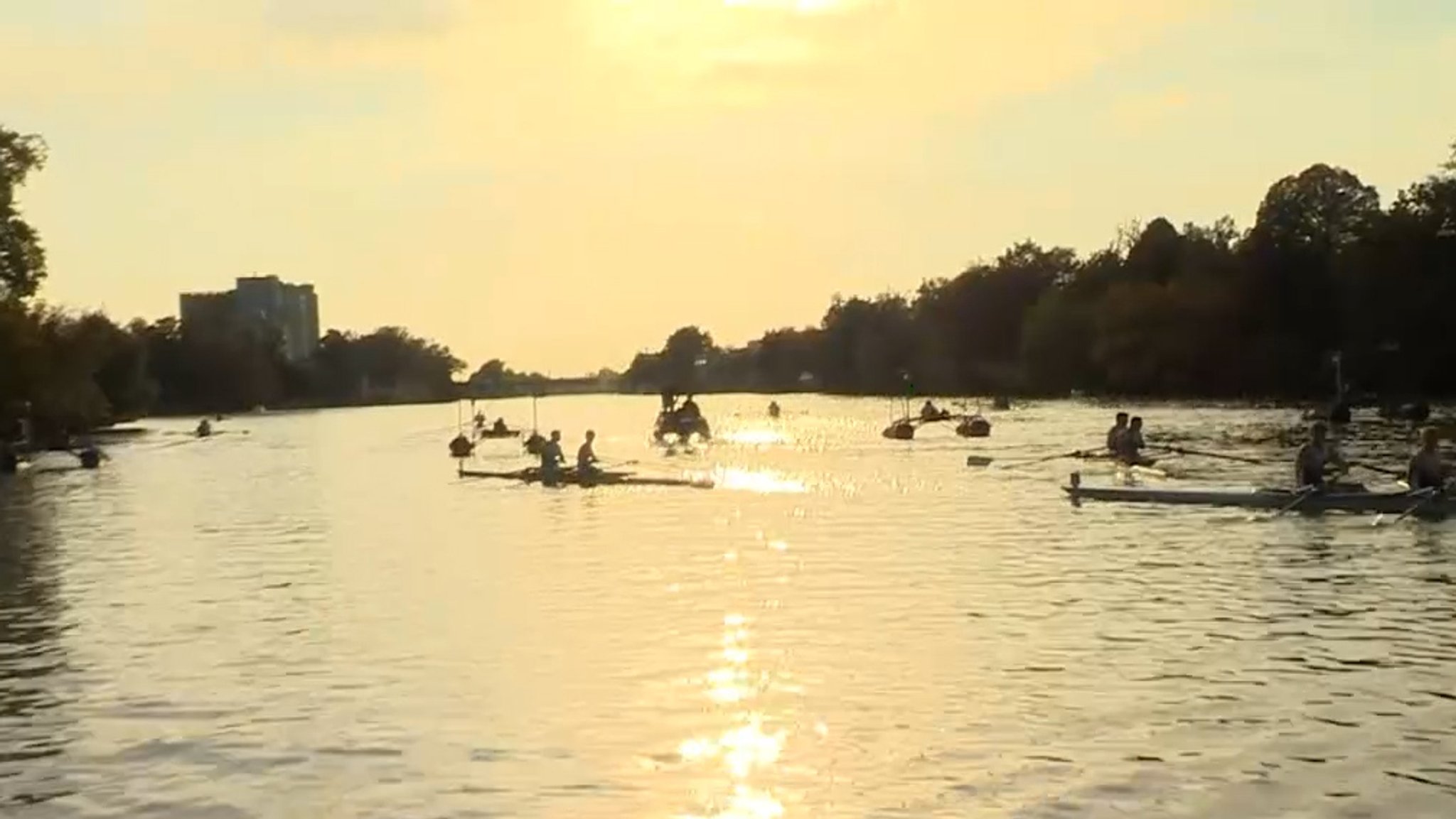 Ruderer auf dem Wasser.