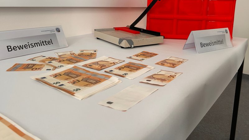 Ein Tisch mit 50 Euro-Scheinen drauf | Bild: BR/ Meike Föckersperger Ein Tisch mit 50 Euro-Scheinen drauf