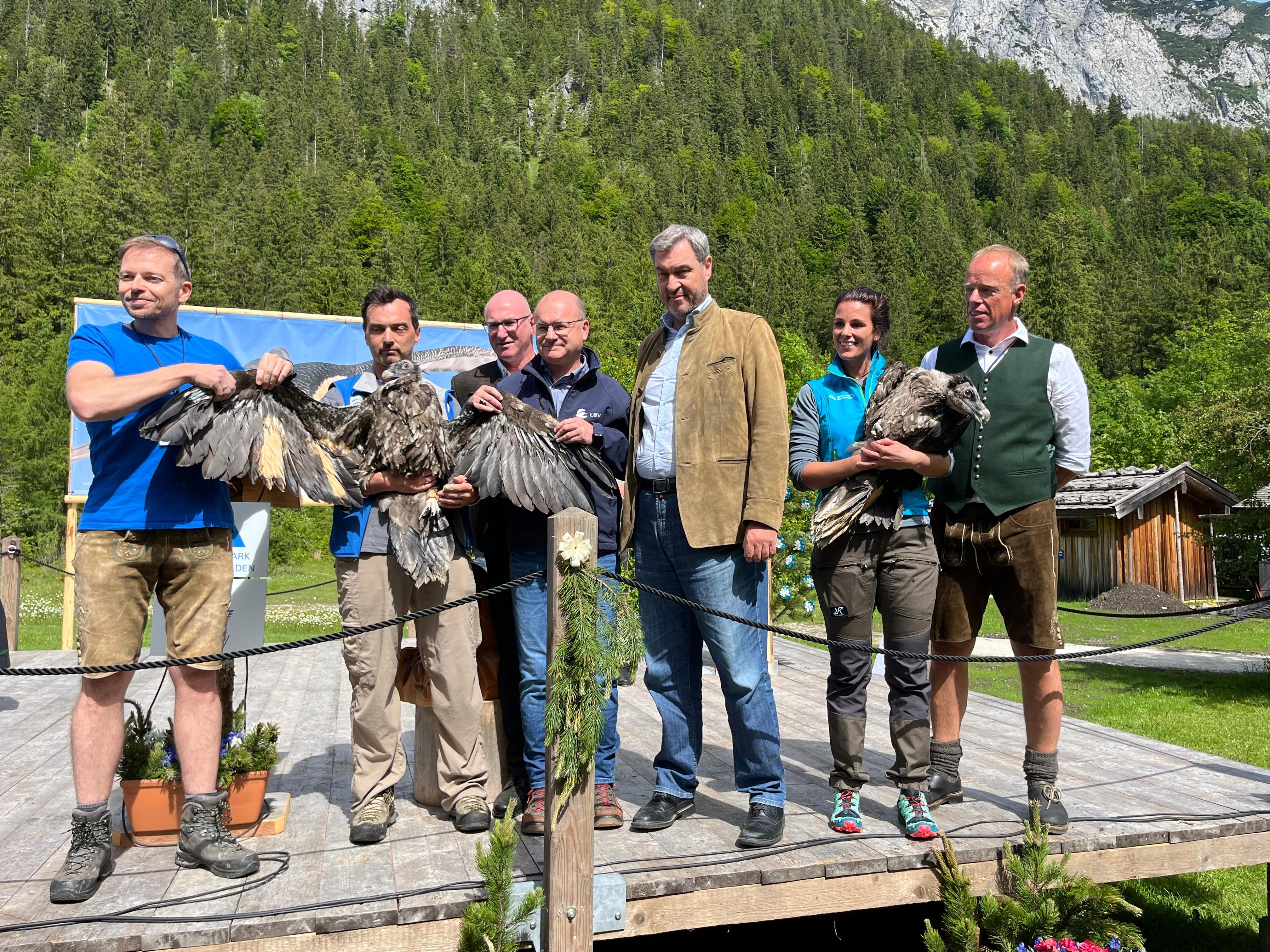 von links: Toni Wegscheider LBV, David Schuhwerk LBV,  Landrat Bernhard Kern (CSU), Norbert Schäffer (Vorsitzender LBV), Ministerpräsident Markus Söder, Magdalena Deelmann von der Nationalparkverwaltung, Ulrich Brendel (stellvertretender Leiter der Nationalparkverwaltung)