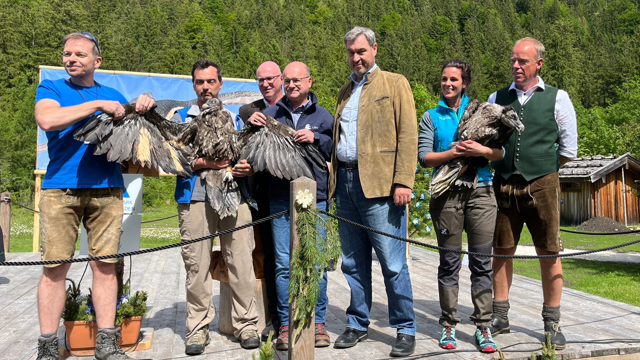 von links: Toni Wegscheider LBV, David Schuhwerk LBV,  Landrat Bernhard Kern (CSU), Norbert Schäffer (Vorsitzender LBV), Ministerpräsident Markus Söder, Magdalena Deelmann von der Nationalparkverwaltung, Ulrich Brendel (stellvertretender Leiter der Nationalparkverwaltung)