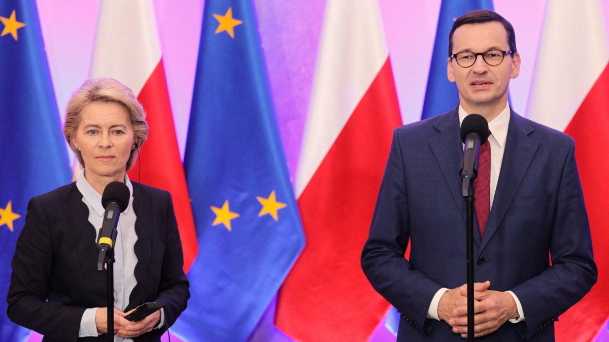 25.07.2019, Polen, Warschau: Ursula von der Leyen (l), EU-Kommissionspräsidentin, steht neben Mateusz Morawiecki, Ministerpräsident von Polen.