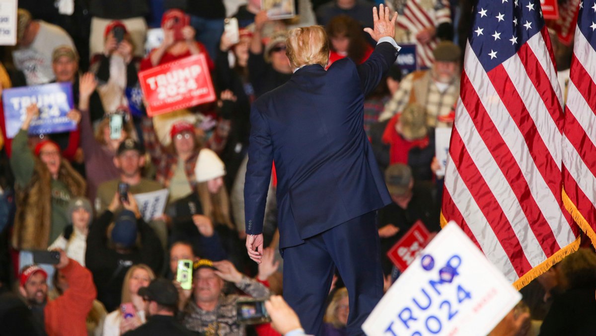 11.11.2023, USA, Claremont: Donald Trump, ehemaliger Präsident der USA, verlässt die Bühne bei einer Wahlkampfveranstaltung.
