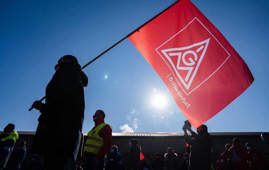 Eine Fahne der IG Metall Schweinfurt