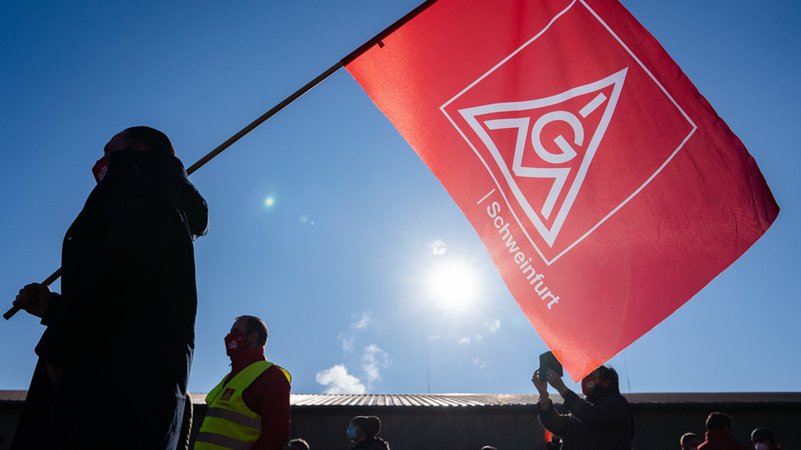 Eine Fahne der IG Metall Schweinfurt | Bild: dpa-Bildfunk/Nicolas Armer Eine Fahne der IG Metall Schweinfurt
