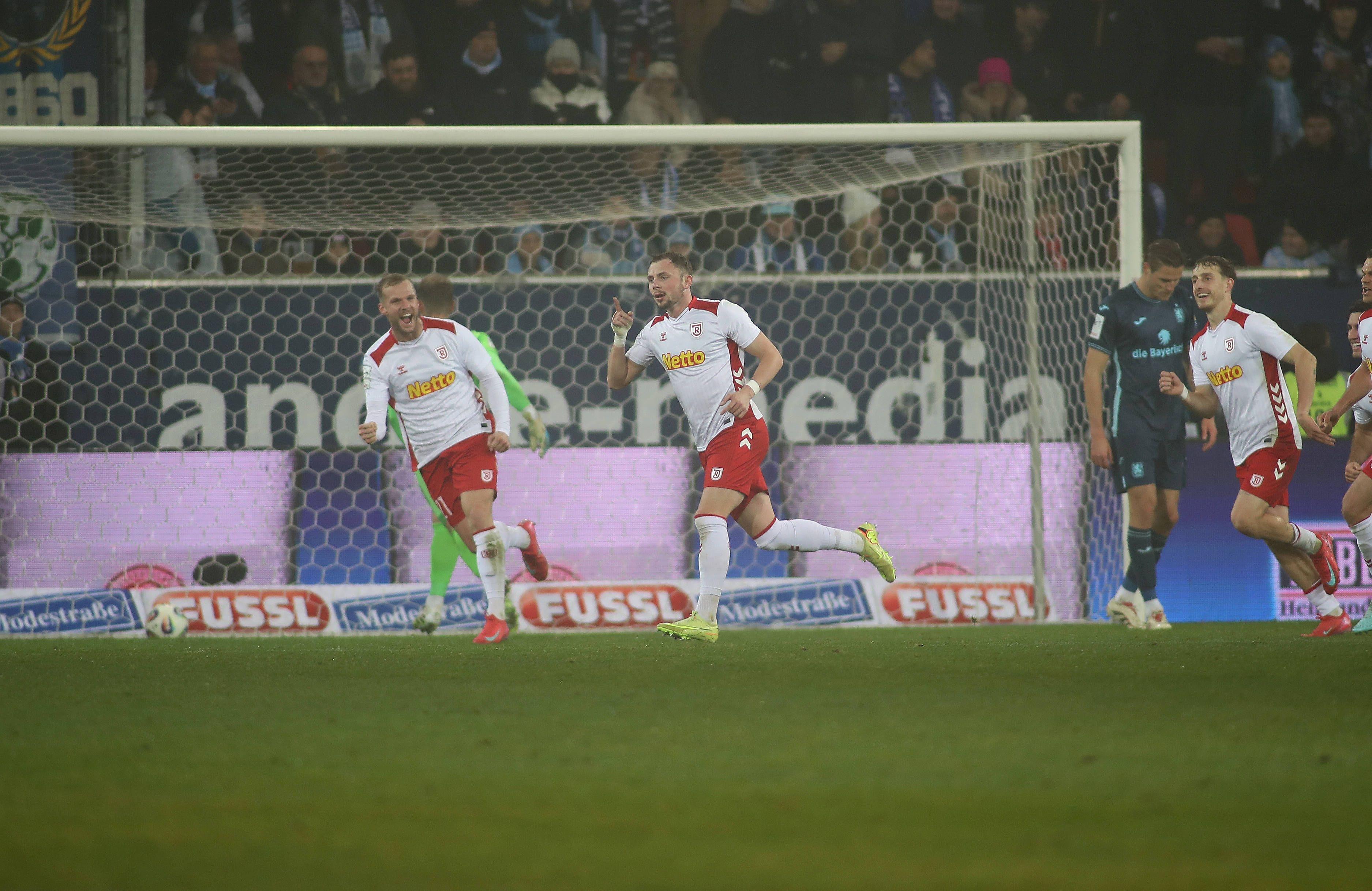 Lucas Hermes (Mitte) jubelt nach seinem Treffer zum 1:0