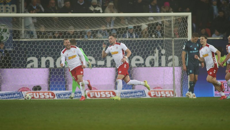 Lucas Hermes (Mitte) jubelt nach seinem Treffer zum 1:0 | Bild: IMAGO/Ulrich Wagner Lucas Hermes (Mitte) jubelt nach seinem Treffer zum 1:0