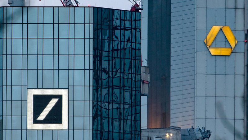 Frankfurt/Main: Die Zentralen von Deutsche Bank und Commerzbank. | Bild: dpa-Bildfunk/Frank Rumpenhorst Frankfurt/Main: Die Zentralen von Deutsche Bank und Commerzbank.