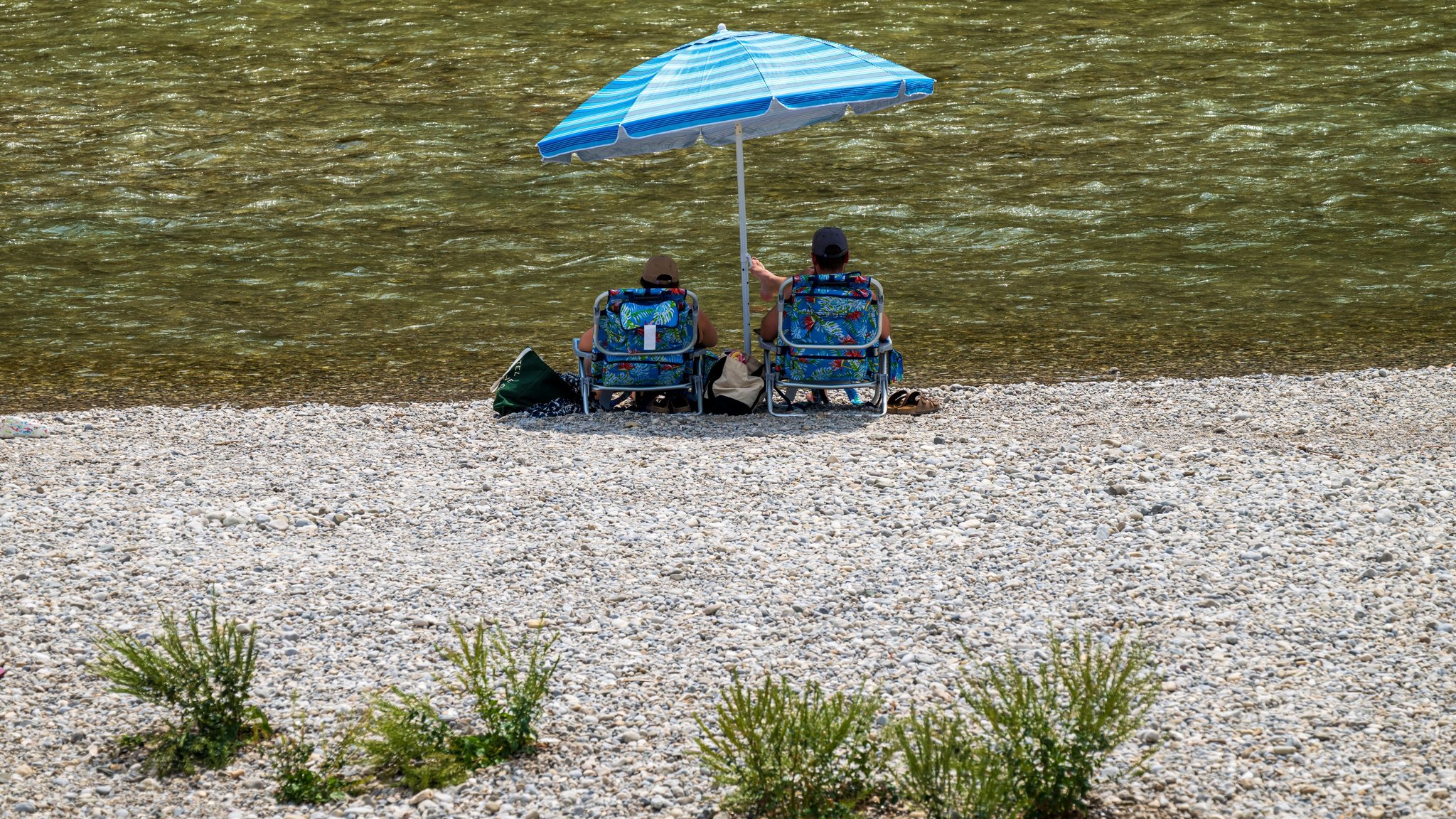 Ein Pärchen am Ufer der Isar, am Mittwoch in München. | Bild: dpa-Bildfunk/Peter Kneffel Ein Pärchen am Ufer der Isar, am Mittwoch in München.
