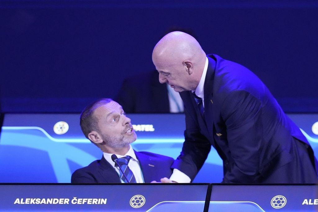 15.05.2025, Paraguay, Luque: FIFA-Präsident Gianni Infantino (r) spricht mit UEFA-Präsident Aleksander Ceferin während des 75. FIFA-Kongresses im Conmebol Convention Center. Foto: Fernando Calistro/AP/dpa +++ dpa-Bildfunk +++