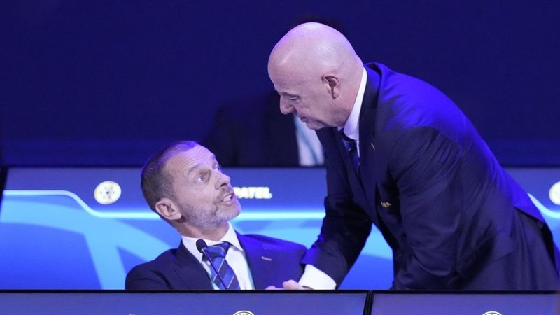15.05.2025, Paraguay, Luque: FIFA-Präsident Gianni Infantino (r) spricht mit UEFA-Präsident Aleksander Ceferin während des 75. FIFA-Kongresses im Conmebol Convention Center. Foto: Fernando Calistro/AP/dpa +++ dpa-Bildfunk +++ | Bild: dpa-Bildfunk/Fernando Calistro 15.05.2025, Paraguay, Luque: FIFA-Präsident Gianni Infantino (r) spricht mit UEFA-Präsident Aleksander Ceferin während des 75. FIFA-Kongresses im Conmebol Convention Center. Foto: Fernando Calistro/AP/dpa +++ dpa-Bildfunk +++